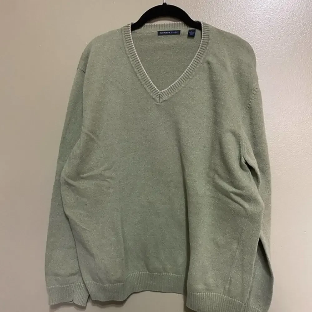 Men’s Van Heusen V‎ Neck Sweater, Size L